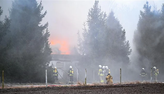 Ogromny pożar hali na Podkarpaciu. W akcji ponad 100 strażaków 