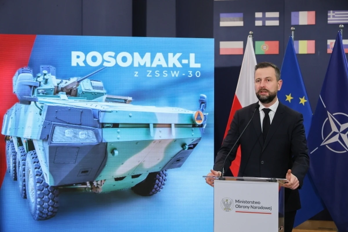 W siedzibie Ministerstwa Obrony Narodowej podpisano we wtorek umowę na dostawę 80 kołowych transporterów opancerzonych Rosomak-L. Kontrakt opiewa na ponad 4 mld zł. "To kolejna umowa dla bezpieczeństwa i gospodarki"- mówił wicepremier, szef MON Władysław Kosiniak-Kamysz.
