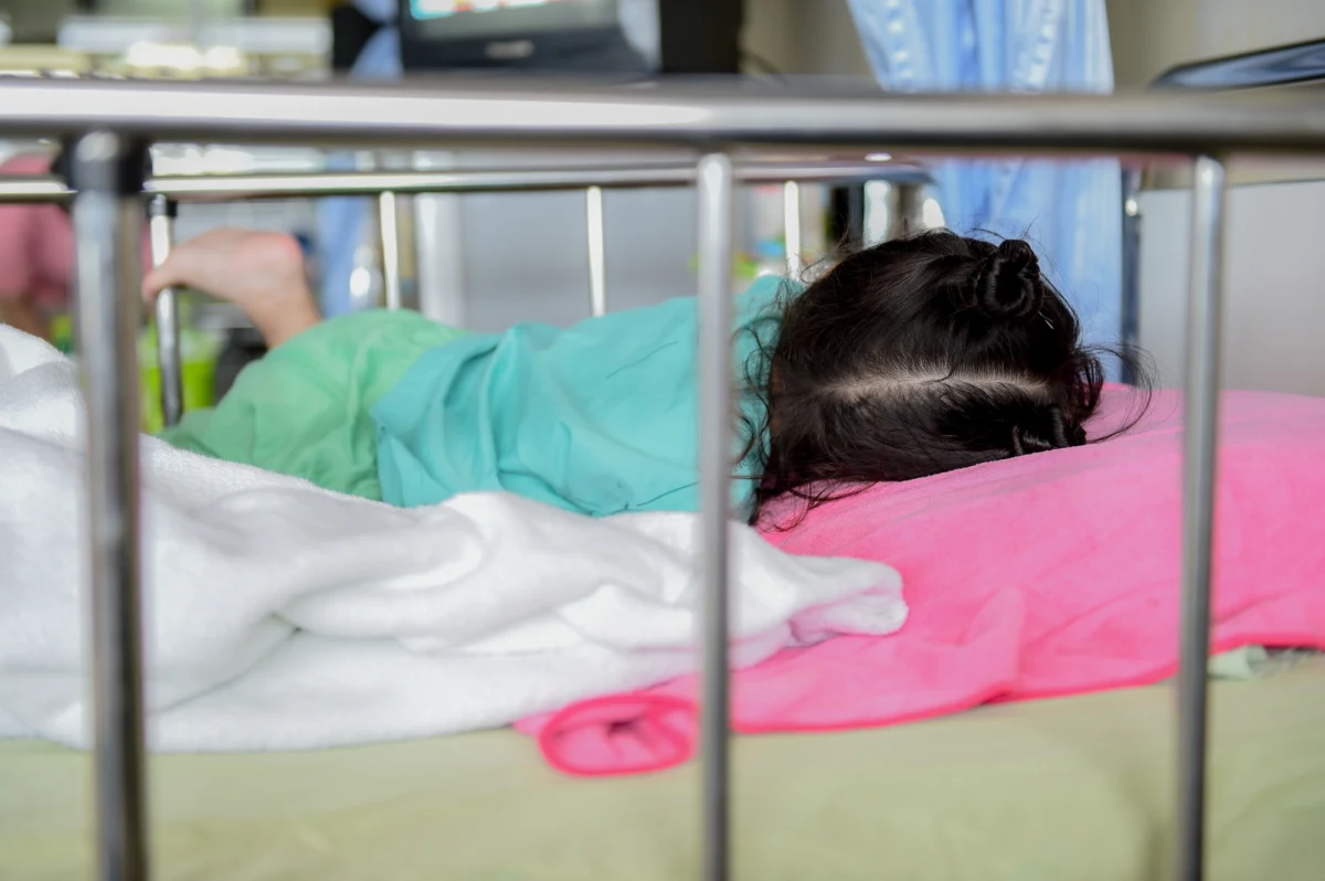 Zatrzymano rodziców skrajnie wygłodzonej trzylatki, która trafiła w weekend do szpitala w Zielonej Górze. Dziewczynka była przez nich karmiona wyłącznie - jak poinformowała prokuratura - "winogronami i mlekiem". Waży 8 kg, trafiła na oddział intensywnej terapii, jej stan jest bardzo ciężki. Rodzice przebywają w policyjnej izbie zatrzymań. Nie usłyszeli jeszcze zarzutów. Prokuratura poinformowała również, że "w ostatnim czasie dziecko nie było poddawane obowiązkowym szczepieniom".