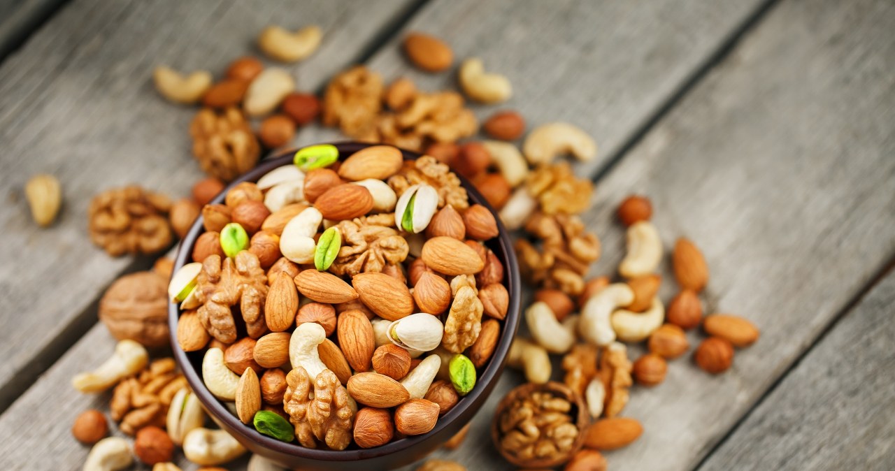 Czy pies może jeść orzechy? Które są bezpieczne, a których unikać