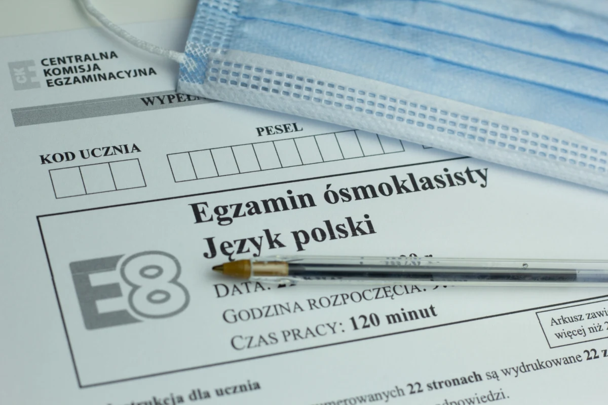 Resort edukacji przygotował projekt, który zakłada między innymi przedłużenie czasu trwania egzaminu ósmoklasisty z każdego przedmiotu. Ma to m.in. zapobiec ubieganiu się o zaświadczenia lekarskie uprawniające do wydłużenia egzaminu.