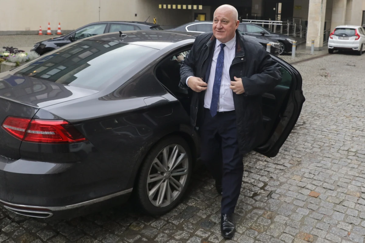 Państwowa Komisja Wyborcza odroczyła w poniedziałek decyzję ws. uchwały o przyjęciu sprawozdania finansowego Komitetu Wyborczego PiS. PKW podjęła decyzję o odroczeniu mimo Kodeksu wyborczego, który nakazuje niezwłoczne przyjęcie sprawozdania po uznającej je decyzji Sądu Najwyższego. Praktycznie decyzja, której skutkiem jest wstrzymanie wypłaty środków dla PiS, sprowadzała się do przyjęcia zwykłego wniosku formalnego, który przedstawiamy poniżej.