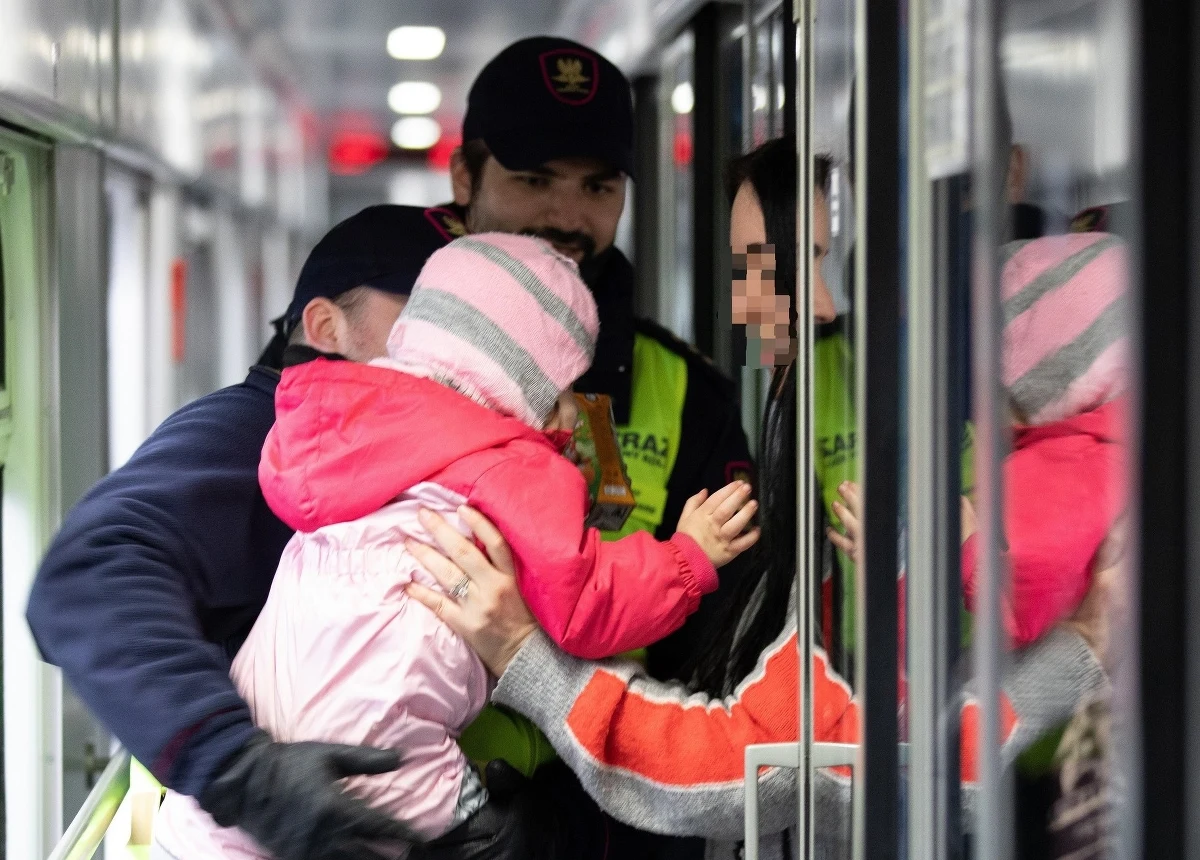 Dwulatek odjechał sam pociągiem po tym, jak jego matka, wysiadając, najpierw wyjęła wózek. Nie zdążyła zabrać dziecka, ponieważ zamknęły się drzwi i skład odjechał. Do takiej niecodziennej sytuacji doszło w miejscowości Rydułtowy na Śląsku. Jak podała Służba Ochrony Kolei, dwulatkiem zaopiekowała się kierowniczka pociągu, która poinformowała służby. Na szczęście wszystko dobrze się skończyło.