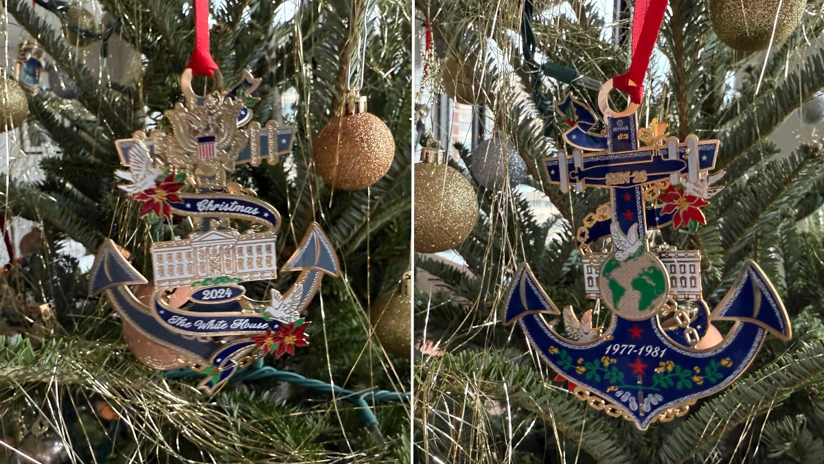 Od lat Stowarzyszenie Historyczne Białego Domu upamiętnia po kolei - od Jerzego Waszyngtona począwszy - amerykańskich prezydentów za pomocą ozdoby choinkowej o kolekcjonerskim charakterze. Ornament poświęcony Jimmy’emu Carterowi to szara kotwica ze złotym brzegiem, z drugiej strony granatowa z elementami Białego Domu, łodzi podwodnej, kuli ziemskiej, prezydenckiej pieczęci, kwiatów, gołębi i orzeszków ziemnych.