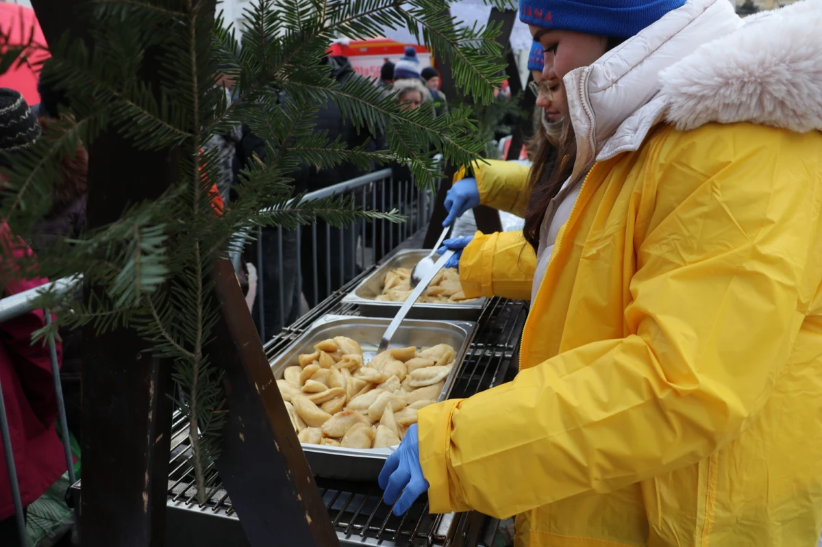 Tony pierogów, słodyczy i hektolitry barszczu będą czekały na potrzebujących w najbliższą niedzielę 22 grudnia na krakowskim Rynku Głównym. Trwają przygotowania do 28. edycji Wigilia dla Bezdomnych i Potrzebujących.