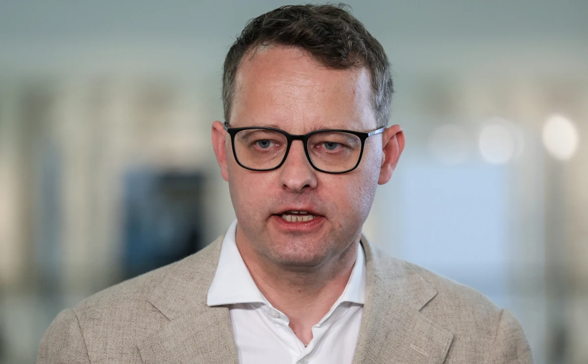 Marcin Romanowski nie mieszka i nie przebywa w ośrodkach związanych z Opus Dei. Władze prałatury nie mają wiedzy o miejscu jego pobytu – poinformowało biuro informacyjne Opus Dei w Polsce.