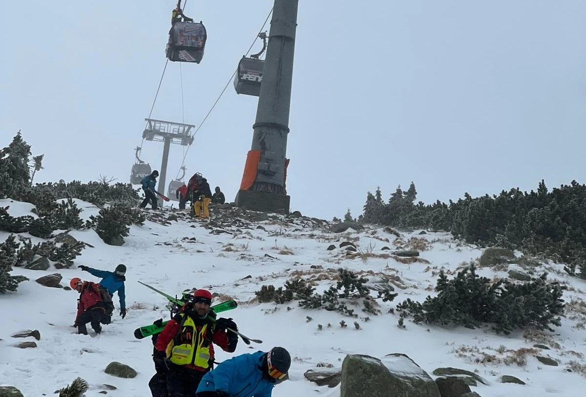 Awaria kolejki linowej na Chopoku na Słowacji. W wagonikach utknęło 12 narciarzy.