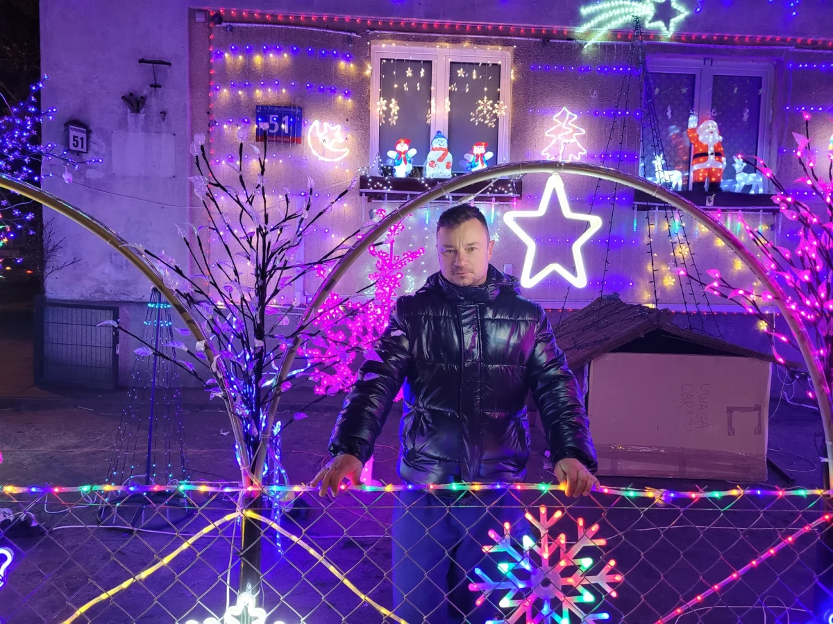 Na zewnętrznych parapetach swojego mieszkania umieszcza bałwanki, mikołaje i renifery. Wszystkie podświetla. Poniżej - w ogródku - zapala tysiące lampek, które tworzą imponującą iluminację świąteczną wśród szarych peerelowskich bloków na Starych Bielanach w Warszawie. Filip Jurkowski ma 43 lata i od 24 lat spełnia swoje dziecięce marzenia.