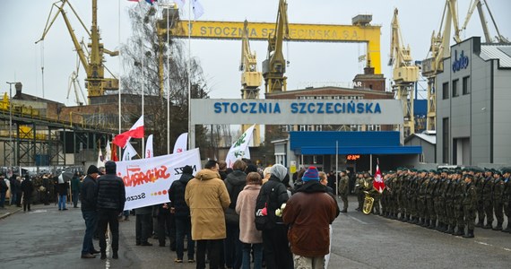 17 grudnia dla wybrzeża to bardzo ważna data. W Szczecinie zawyły dziś syreny, ulicami miasta przeszedł marsz pamięci, a przed pomnikiem ofiar strajków z roku 1970 złożono kwiaty. Dziś przypada 54. rocznica krwawo stłumionych protestów stoczniowców. 