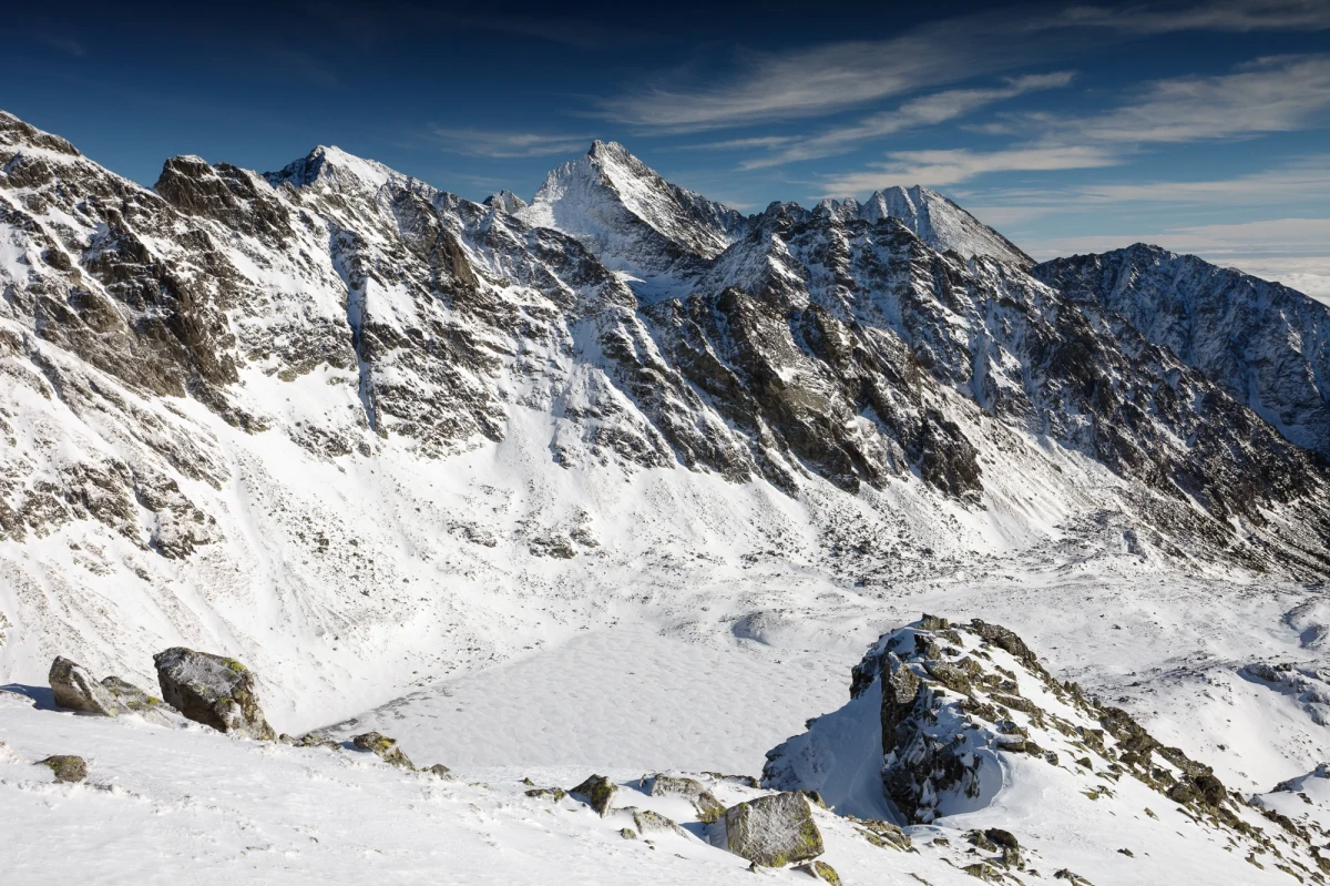 Niebezpieczne zdarzenie w Tatrach. Dwaj turyści spadli około 400 metrów z lawiną przy próbie zdobycia Rysów.