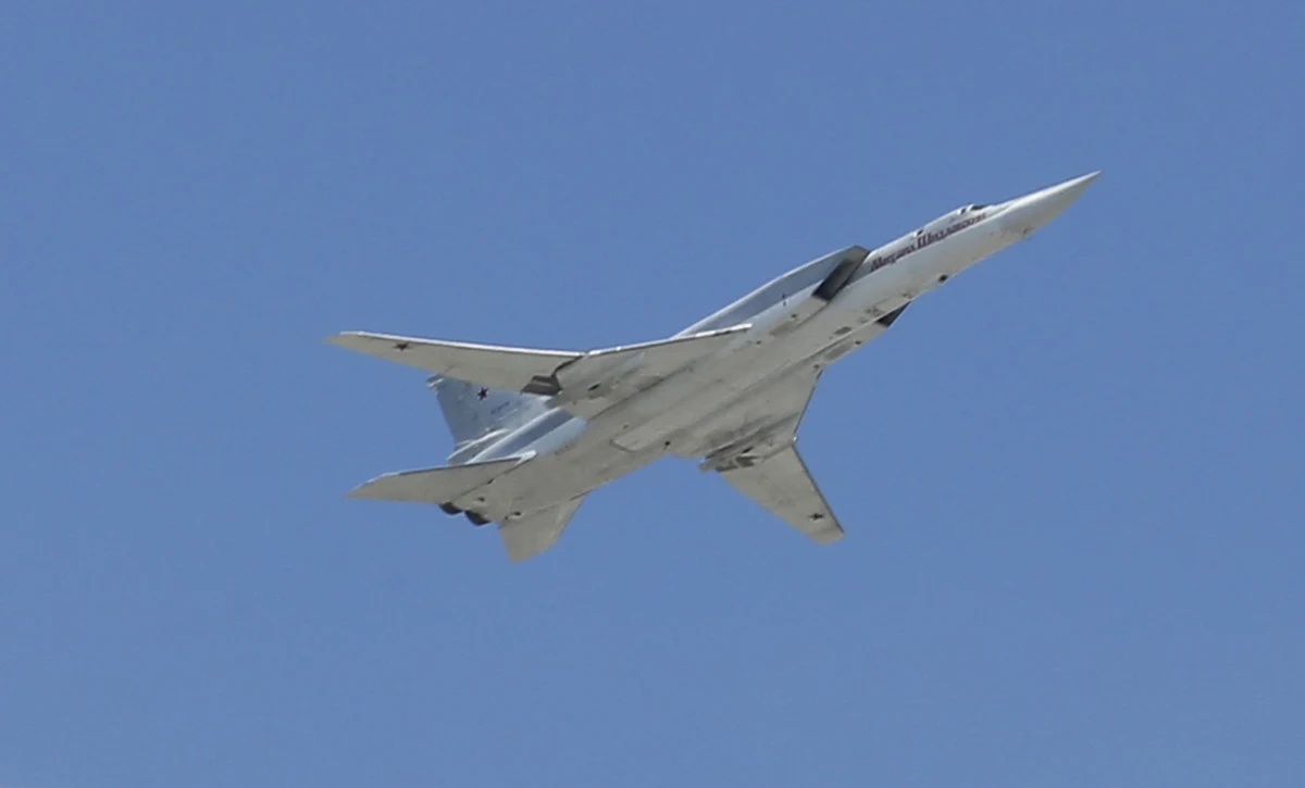 Siły zbrojne zidentyfikowały dwa rosyjskie bombowce Tu-22 (w kodzie NATO: Backfire) nad Bałtykiem. Były eskortowane przez dwa samoloty bojowe Su-27 (Flanker).