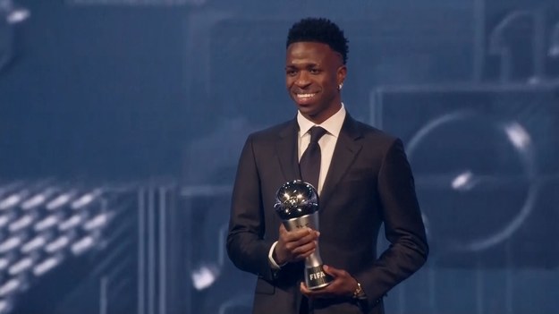 Gwiazda Realu Madryt, Vinicius Junior, we wtorek w końcu odebrał nagrodę dla najlepszego piłkarza na świecie. Został uhonorowany tytułem Piłkarza Roku w plebiscycie FIFA „The Best”, podczas gdy Aitana Bonmati z Barcelony ponownie triumfowała w kategorii najlepszej piłkarki.

Vinicius był mocno rozczarowany przegraną w rywalizacji o Złotą Piłkę z pomocnikiem Manchesteru City, Rodrim, w październiku, co sprawiło, że on oraz jego zespół z Madrytu zbojkotowali ceremonię w Paryżu w geście protestu.

Brazylijski napastnik odebrał swoją nagrodę FIFA podczas ceremonii w poniedziałek, po tym jak udał się do Dohy z drużyną Realu Madryt na finał Pucharu Interkontynentalnego z Pachucą.

Bonmati zdobyła nagrodę dla najlepszej piłkarki roku, co oznacza, że to już drugi z rzędu triumf w plebiscycie FIFA, który jest częścią bardziej prestiżowej wersji Złotej Piłki. W 2024 roku z Barceloną wywalczyła mistrzostwo Hiszpanii, Puchar Królowej oraz Ligę Mistrzów.

Carlo Ancelotti otrzymał nagrodę dla najlepszego trenera drużyny męskiej, prowadząc Real Madryt do kolejnego triumfu w Lidze Mistrzów UEFA (15. tytuł) oraz w La Lidze.

W kategorii kobiet nagrodę najlepszego trenera zdobyła Emma Hayes, obecna selekcjonerka żeńskiej reprezentacji Stanów Zjednoczonych, która w tym roku wywalczyła złoty medal olimpijski w Paryżu oraz piąte z rzędu mistrzostwo w angielskiej Super Lidze z Chelsea.

Nagrodę Puskasa za najpiękniejszy gol roku otrzymał Alejandro Garnacho z Manchesteru United za spektakularny strzał przewrotką przeciwko Evertonowi w listopadzie ubiegłego roku.

Po raz pierwszy przyznano także „Nagrodę FIFA Marta” – honorującą brazylijską legendę, Martę. Otrzymała ją za solowego gola strzelonego przeciwko Jamajce w meczu towarzyskim w czerwcu.