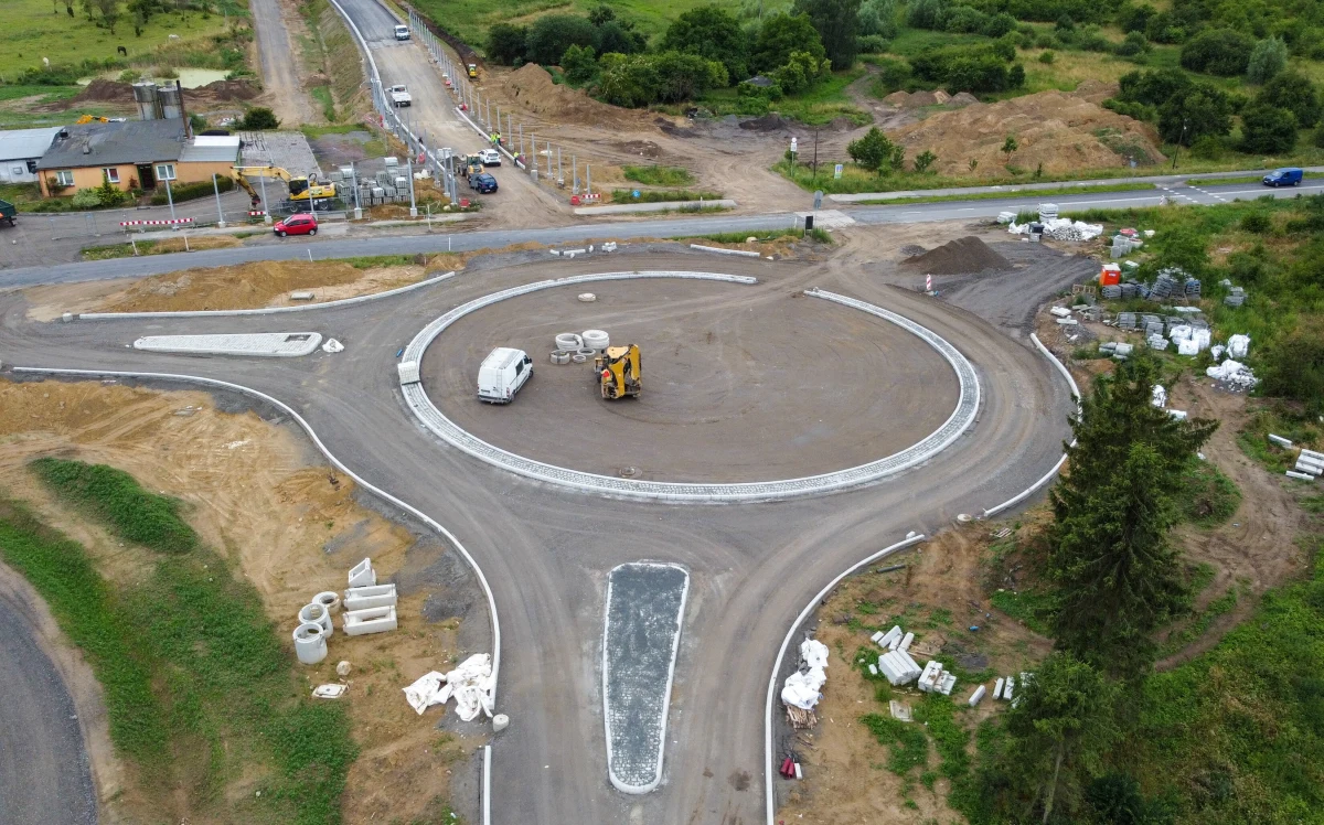 Obwodnica miasta Gryfino w woj. zachodniopomorskim została oficjalnie oddana do użytku. Inwestycja o długości 5,6 km, powstała w ciągu drogi krajowej nr 31. Dzięki niej kierowcy będą mogli w kilka minut ominąć Gryfino od wschodu.