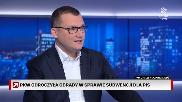 - Odwiedzimy każdy powiat w Polsce, będziemy blisko ludzi, będziemy pisać razem z ludźmi program, z Polakami, którzy mają dzisiaj mnóstwo problemów, ponieważ jest drożyzna, ponieważ władza oszukała ludzi, obiecała wiele, a nie realizuje nic - przekonywał Paweł Szefernaker w "Gościu Wydarzeń" opowiadając o planach kampanii wyborczej Karola Nawrockiego. - To jest gaszenie pożaru. W sytuacji, w której trzeba umieć rządzić, koalicja 13 grudnia wycofała się z rozwiązań, które wdrażaliśmy przez lata, np. zerowy VAT na żywność. Podnieśli VAT na żywność, zlikwidowali tarcze, cały system, który stworzyliśmy, żeby likwidować drożyznę, został zlikwidowany - przekonywał Paweł Szefernaker, pytany o interwencyjne działanie RARS w sprawie cen masła. Poseł PiS stwierdził, że masło jest tylko symbolem, bo jego cena zwraca uwagę zwłaszcza przed nadchodzącymi świętami Bożego Narodzenia. - Ale jaki jest plan rządu na walkę z drożyzną? Nie ma takiego planu - oburzał się Szefernaker. Pytany o kwestię odroczenia przez Państwową Komisję Wyborczą decyzji związanej ze sprawozdaniem finansowym komitetu wyborczego PiS, Paweł Szefernaker przekonywał, że działanie to nie ma podstawy prawnej. - Nie ma przepisu w prawie, które pozwala, żeby PKW nie przyjmowała decyzji Sądu Najwyższego - mówił. Postanowienie nazwał bez wahania "bezprawną decyzją" i wskazywał, że wobec odebrania pieniędzy, które miałyby posłużyć kampanii wyborczej Karola Nawrockiego, wybory nie będą "równe". - To większość rządowa decyzją polityczną te środki zabrała największej partii opozycyjnej, która wspiera kandydata obywatelskiego, dziś te wybory prezydenckie nie będą wyborami równymi, warto o tym mówić - powiedział. Jak przekonywał szef sztabu kandydata wspieranego przez PiS, obecna władza "boi się tej kampanii i entuzjazmu, jaki pojawił się wokół doktora Karola Nawrockiego". - Dzisiaj władza na pewno zrobi wszystko, żeby tych wyborów nie wygrał Karol Nawrocki. Szefernaker przekonywał jednak, że kandydat będzie blisko ludzkic