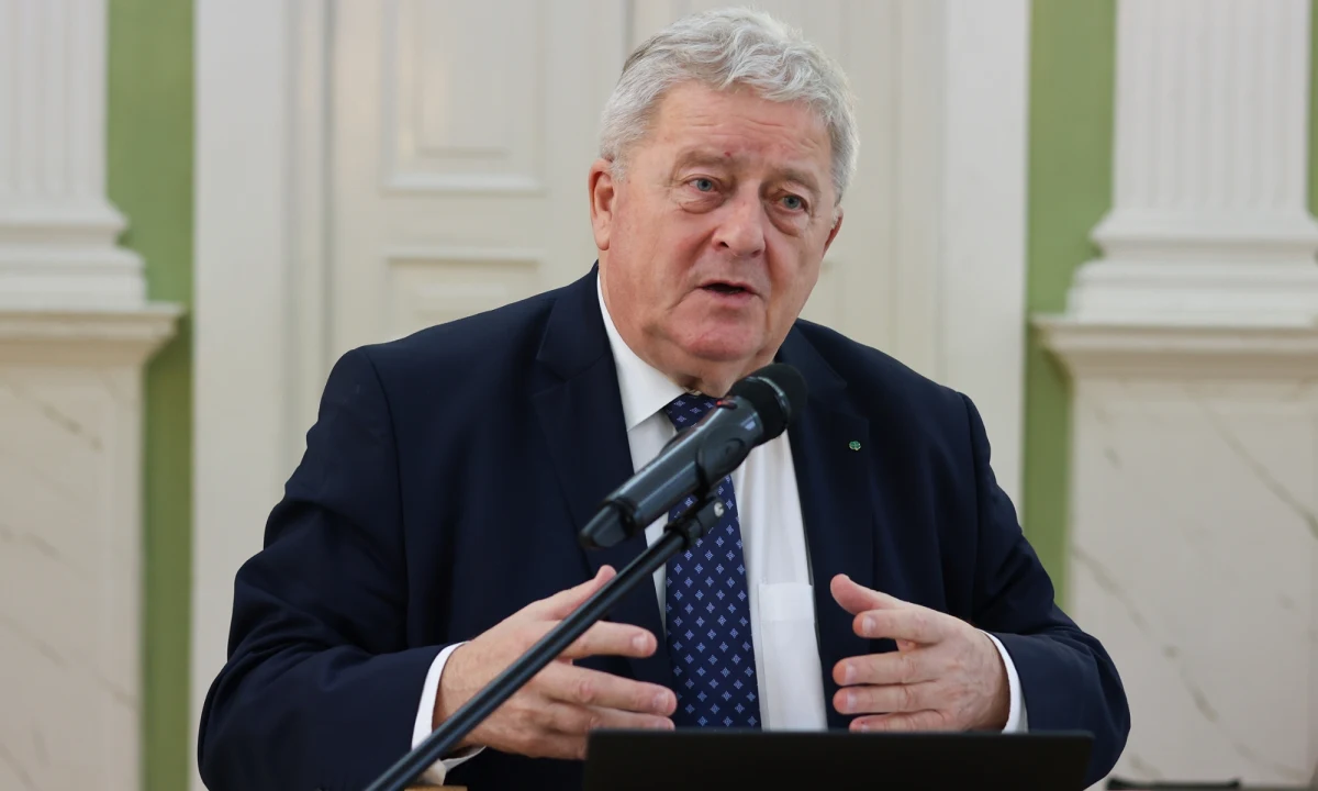 "Pan minister powinien przeprosić przede wszystkim pracowników resortu" – powiedział RMF FM minister rolnictwa Czesław Siekierski, komentując krytykę pod swoim adresem ze strony Michała Kołodziejczaka. Wiceminister rolnictwa wskazał w Popołudniowej rozmowie w RMF FM, że resort, w którym pracuje, działa źle. Wśród problemów wymienił: "przerost zatrudnienia, dublowanie pracy, złą organizację pracy".