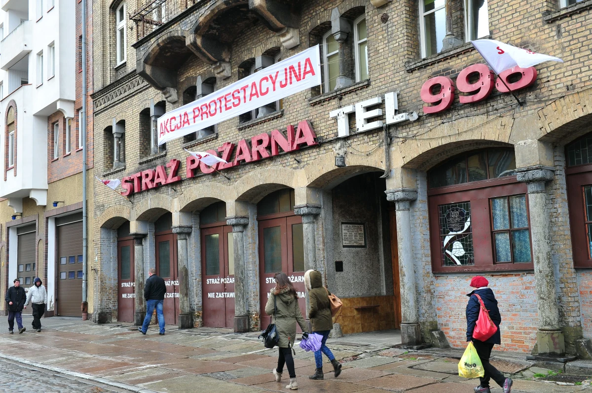 Strażacka "Solidarność" podjęła decyzję dotyczącą form ogłoszonego w zeszłym tygodniu protestu. Pierwszym krokiem będzie oflagowanie jednostek. Związkowcy przystąpią do akcji już w piątek, jeśli nie będą usatysfakcjonowani wynikiem jutrzejszych rozmów z szefostwem MSWiA - dowiedział się reporter RMF FM Krzysztof Zasada.