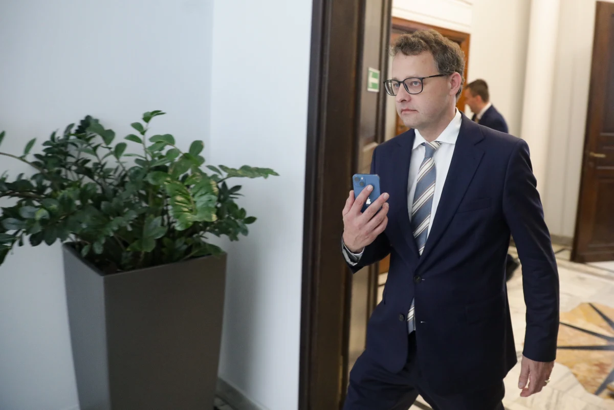 Jest wniosek do Interpolu o ściganie czerwoną notą posła PiS Marcina Romanowskiego. Prokuratura przesłała też dziś do sądu pismo o wydanie europejskiego nakazu aresztowania byłego wiceministra sprawiedliwości.