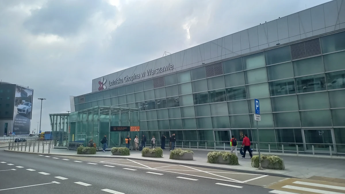 Lotnisko Chopina w Warszawie zostało częściowo ewakuowane. Podczas kontroli bagażu podręcznego u jednego z podróżnych znaleziono podejrzany przedmiot - dowiedział się reporter RMF MAXX Przemysław Mzyk. Przed godz. 11 sytuacja wróciła do normy.
