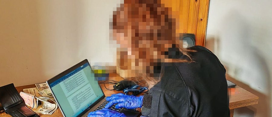Funkcjonariusze Centralnego Biura Zwalczania Cyberprzestępczości w Łodzi zatrzymali dwóch mężczyzn, którzy oszukali popularny portal aukcyjny na kwotę ponad 800 tys. Obaj trafili do aresztu. 