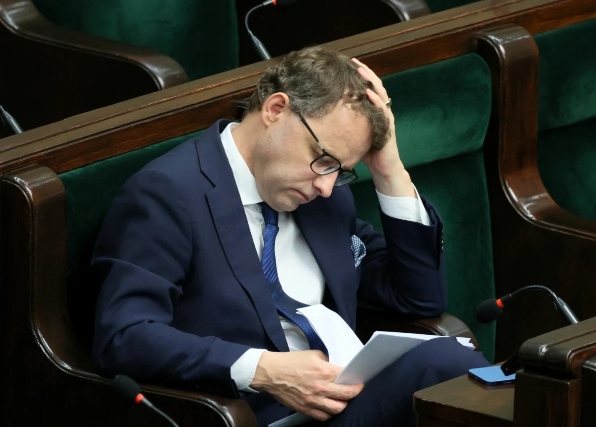 Do momentu efektywnego pozbawienia wolności będziemy zmuszeni wypłacać posłowi PiS Marcinowi Romanowskiemu uposażenie i środki na jego biuro - powiedział marszałek Sejmu Szymon Hołownia. Zaznaczył, że ustawodawca nie przewidział ewentualności, w której poseł ukrywa się przed wymiarem sprawiedliwości.