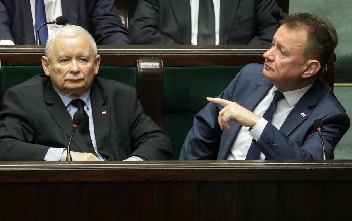 PiS złożyło zawiadomienie do prokuratury o możliwości popełnienia przestępstwa przez pięciu członków PKW oraz ministra finansów Andrzeja Domańskiego. Sprawa ma związek z decyzją PKW o odroczeniu posiedzenia ws. sprawozdania PiS.