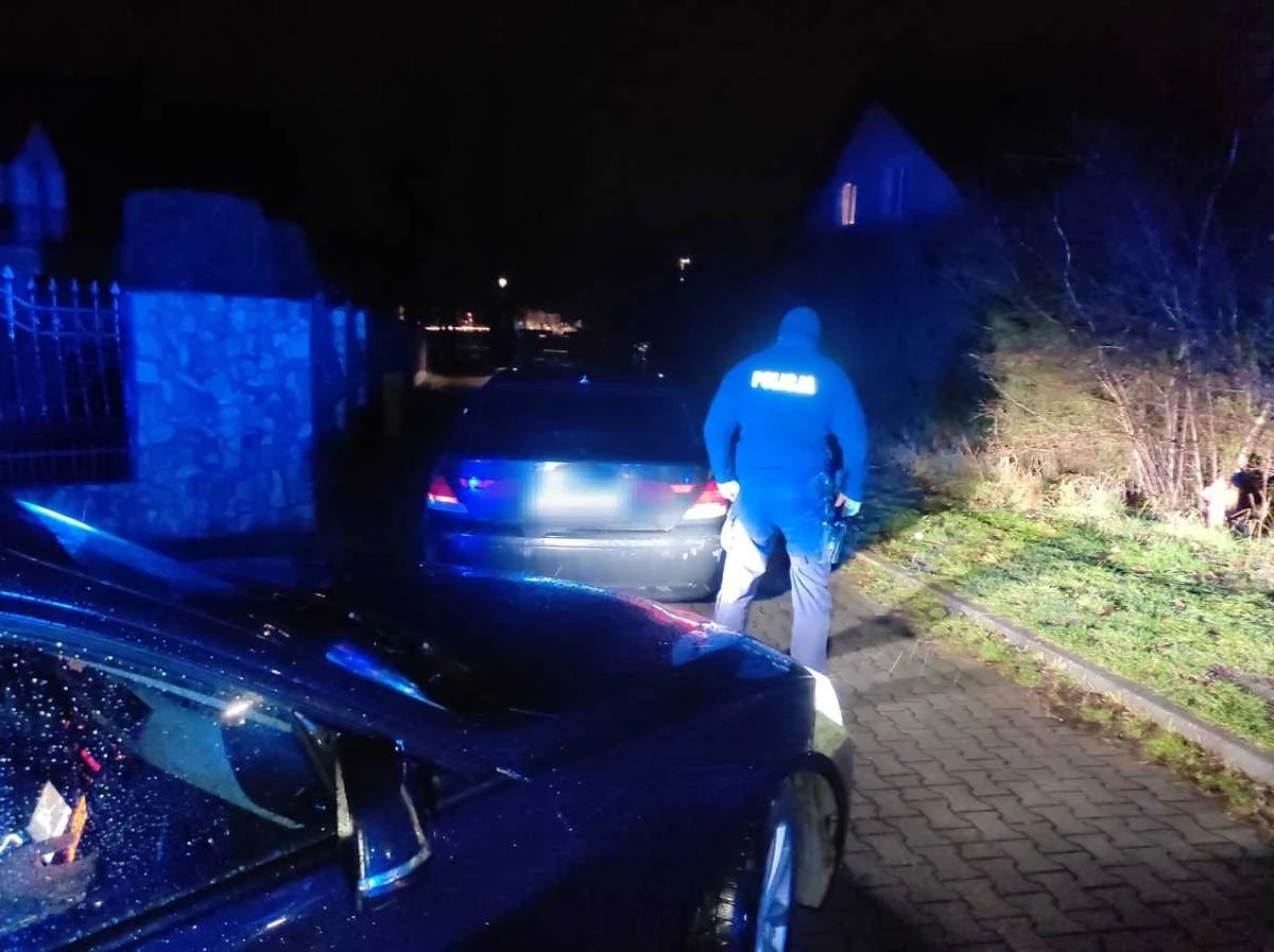 Policyjny pościg w Pomorskiem. Przed funkcjonariuszami uciekał 36-letni mieszkaniec Gdańska, prowadzący bmw. Okazało się, że mężczyzna był pod wpływem metamfetaminy i marihuany oraz miał cofnięte uprawnienia do kierowania pojazdami. Pirat drogowy uzbierał 111 punktów karnych, a za swoje wyczyny na drodze może trafić na 5 lat do więzienia. 