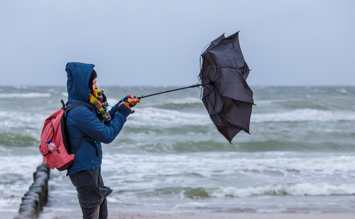 Instytut Meteorologii i Gospodarki Wodnej wydał ostrzeżenia I stopnia przed silnym wiatrem, którego prędkość w porywach wyniesie nawet 80 km/godz. Wiać będzie na przeważającej części Wybrzeża. Ostrzeżenia obowiązuje dzisiaj od godz. 20 do godz. 5 rano w czwartek.