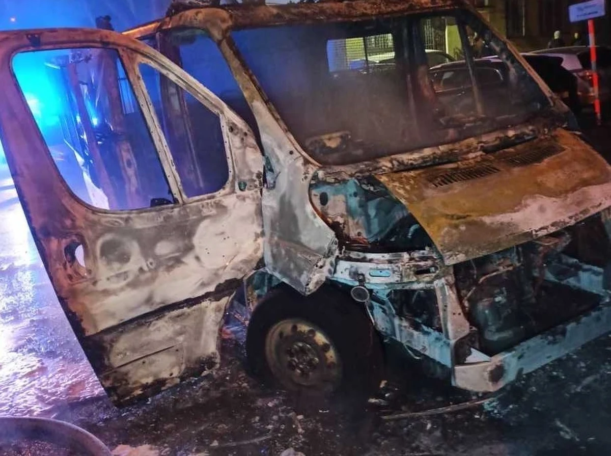 Są zarzuty dla 38-letniego mężczyzny z Radomia. Po kłótni z żoną podpalił on radiowóz, którym przyjechali na interwencję wezwani przez kobietę policjanci. 