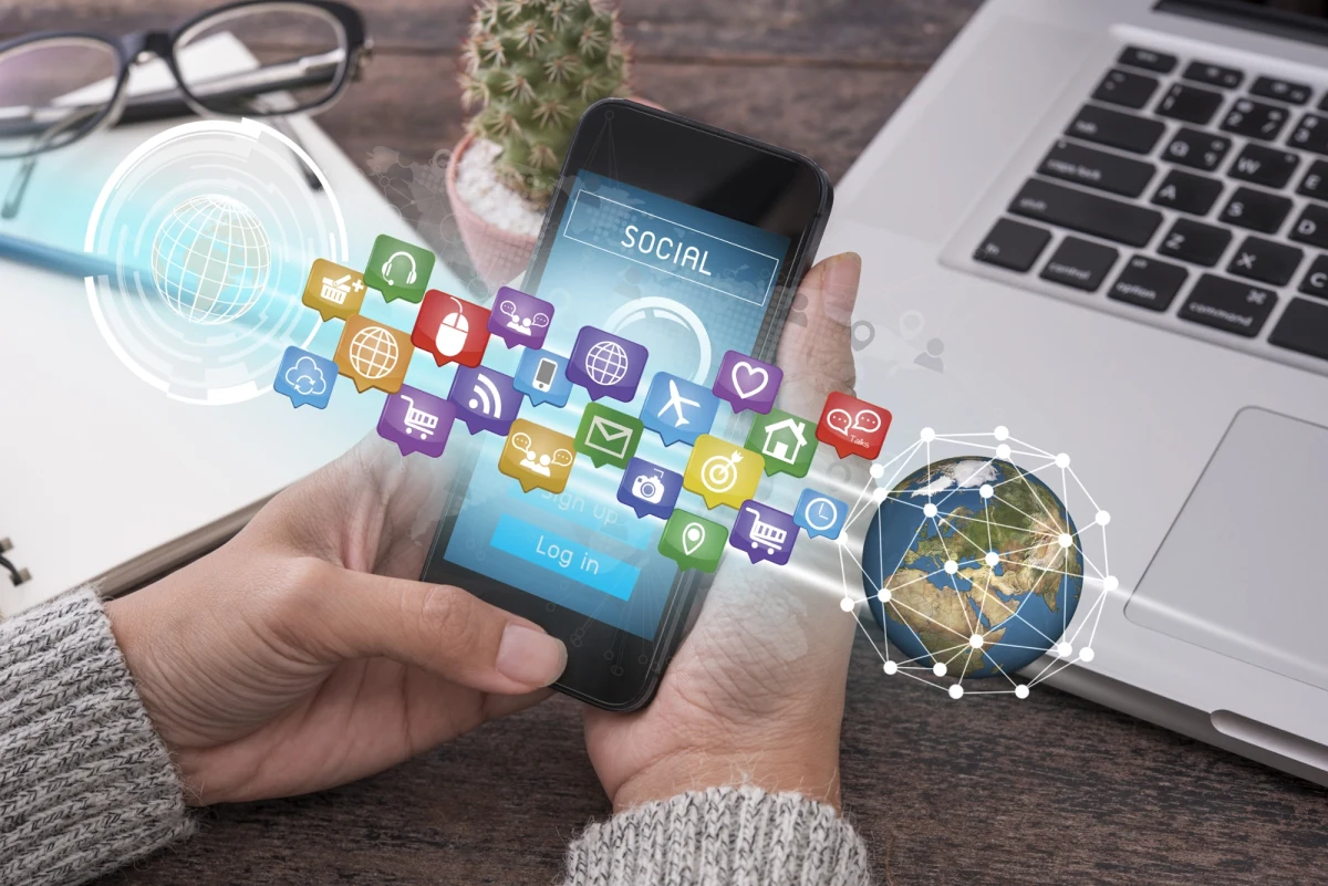 Aplikacje mobilne, czyli programy, o niewielkim zakresie funkcji towarzyszą większości z nas. Służą komunikacji, pomagają w pracy, są źródłem rozrywki.