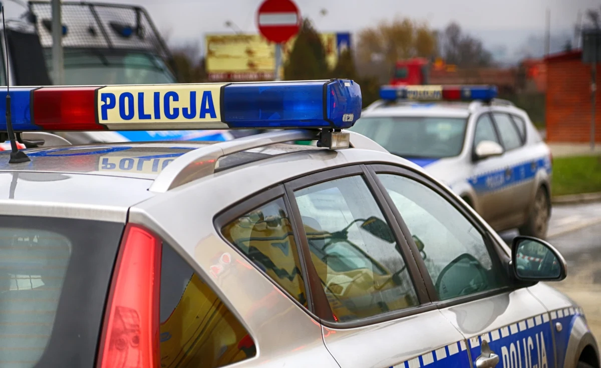 Napad na oddział banku w Nowej Brzeźnicy w Łódzkiem. Na miejscu pracują policjanci. Informację o zdarzeniu dostaliśmy na Gorącą Linię RMF FM.