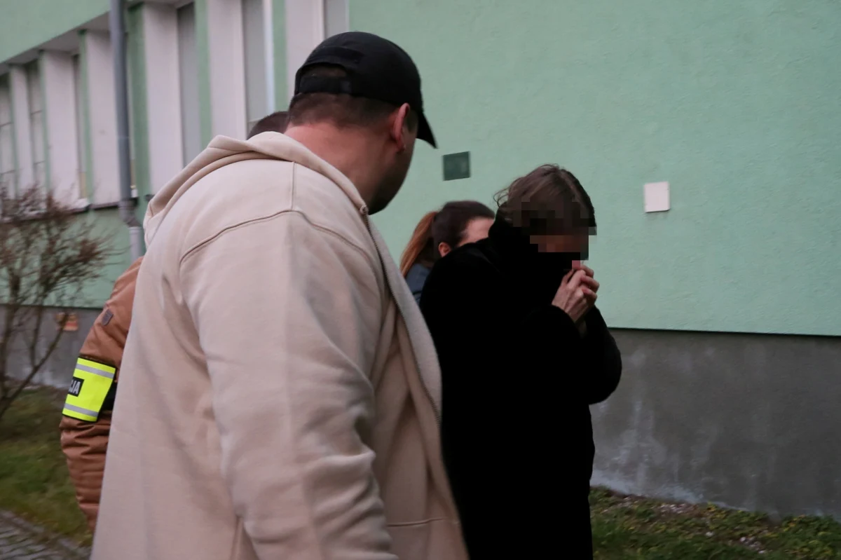 Rodzice 3,5-letniej skrajnie wygłodzonej Helenki z Zielonej Góry usłyszeli zarzuty - podała rzeczniczka zielonogórskiej prokuratury okręgowej Ewa Antonowicz. Nie przyznają się do winy. Dziewczynka jest w ciężkim stanie. Waży zaledwie 8 kilogramów.