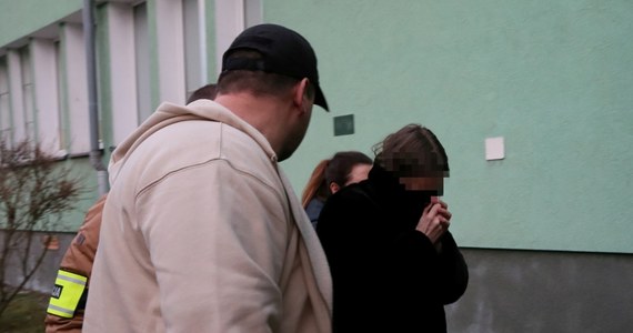 Rodzice 3,5-letniej skrajnie wygłodzonej Helenki z Zielonej Góry usłyszeli zarzuty - podała rzeczniczka zielonogórskiej prokuratury okręgowej Ewa Antonowicz. Rodzice dziecka nie przyznają się do winy. Dziewczynka jest w ciężkim stanie. Waży zaledwie 8 kilogramów.