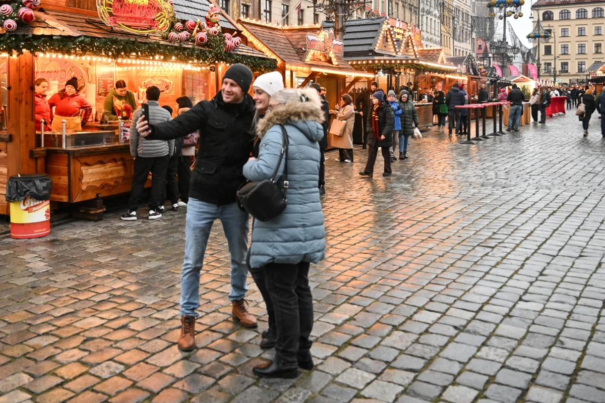 Taka temperatura na kilka dni przed świętami Bożego Narodzenia może zaskakiwać. Do Polski napłynęło ciepłe powietrze. Jutro na termometrach możemy zobaczyć nawet 13 stopni na plusie. 
