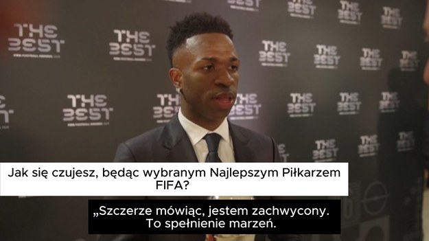 Vinicius Junior, gwiazda Realu Madryt, został uznany za najlepszego piłkarza świata podczas gali FIFA „The Best”. Brazylijczyk odebrał nagrodę w pełni zasłużenie, pokonując w głosowaniu Rodriego, pomocnika Manchesteru City. 24-latek, który wcześniej nie ukrywał rozczarowania po przegranej w wyścigu o Złotą Piłkę, tym razem triumfował, zdobywając uznanie kapitanów, trenerów reprezentacji, kibiców oraz przedstawicieli mediów.

Podczas tej samej gali trener Realu Madryt, Carlo Ancelotti, został nagrodzony tytułem najlepszego trenera na świecie. Włoch, który w poprzednim sezonie poprowadził swoją drużynę do triumfów w Lidze Mistrzów UEFA, La Lidze i Superpucharze Hiszpanii, podkreślił znaczenie pracy zespołowej w osiągnięciu tego sukcesu.

Ceremonia odbyła się w Dosze, a na uroczystości obecny był Vinicius, który przybył na galę w przerwie między przygotowaniami do finału Pucharu Interkontynentalnego. FIFA wyróżniła zwycięzców na podstawie głosów pochodzących od fanów, trenerów i kapitanów drużyn narodowych oraz mediów.