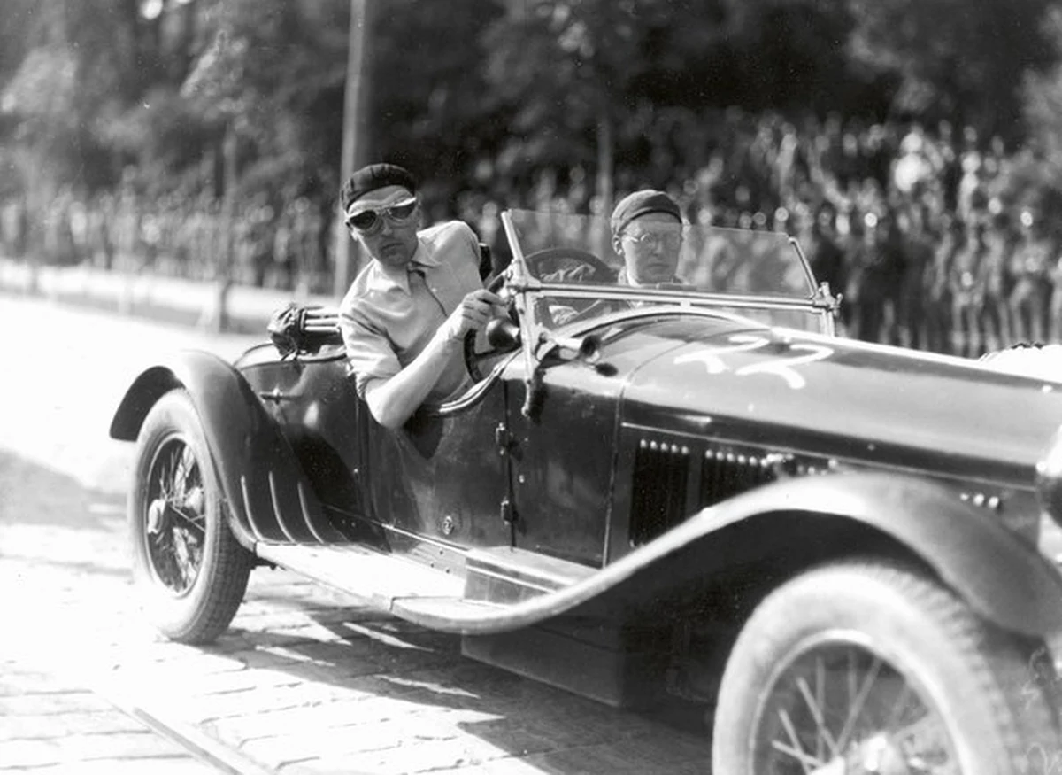 Blisko pół tysiąca nieznanych fotografii z Kresów, wykonanych w czasach II Rzeczpospolitej znajdzie się w albumie wydanym przez Narodowe Archiwum Cyfrowe. Publikacja, która jak zapewniają jej autorzy - pozwala zanurzyć się w klimat oraz wielokulturowość tych niezwykłych terenów - będzie miała swoją premierę w czwartek. Już dziś udało nam się jednak zajrzeć do jego cyfrowej wersji.