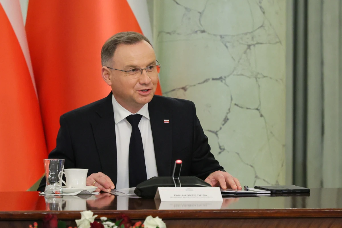 Prezydent Andrzej Duda podpisał we wtorek 17 grudnia ustawę o ochronie ludności i obronie cywilnej. Informację przekazała w środę prezydencka kancelaria. Ustawa zakłada powstanie systemu ochrony ludności, który – w razie wojny – będzie mógł się przekształcić w obronę cywilną.
