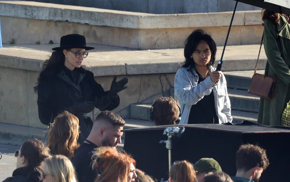 Słynna hollywoodzka aktorka przebywa obecnie w stolicy Francji, gdzie realizowana jest nowa produkcja z jej udziałem. Jolie gra jedną z głównych ról w dramacie „Stitches”, którego akcja rozgrywać się będzie podczas Paryskiego Tygodnia Mody. Na planie gwieździe towarzyszy jej najstarszy syn, Maddox, który pracuje tam w charakterze jednego z asystentów reżyserki obrazu.