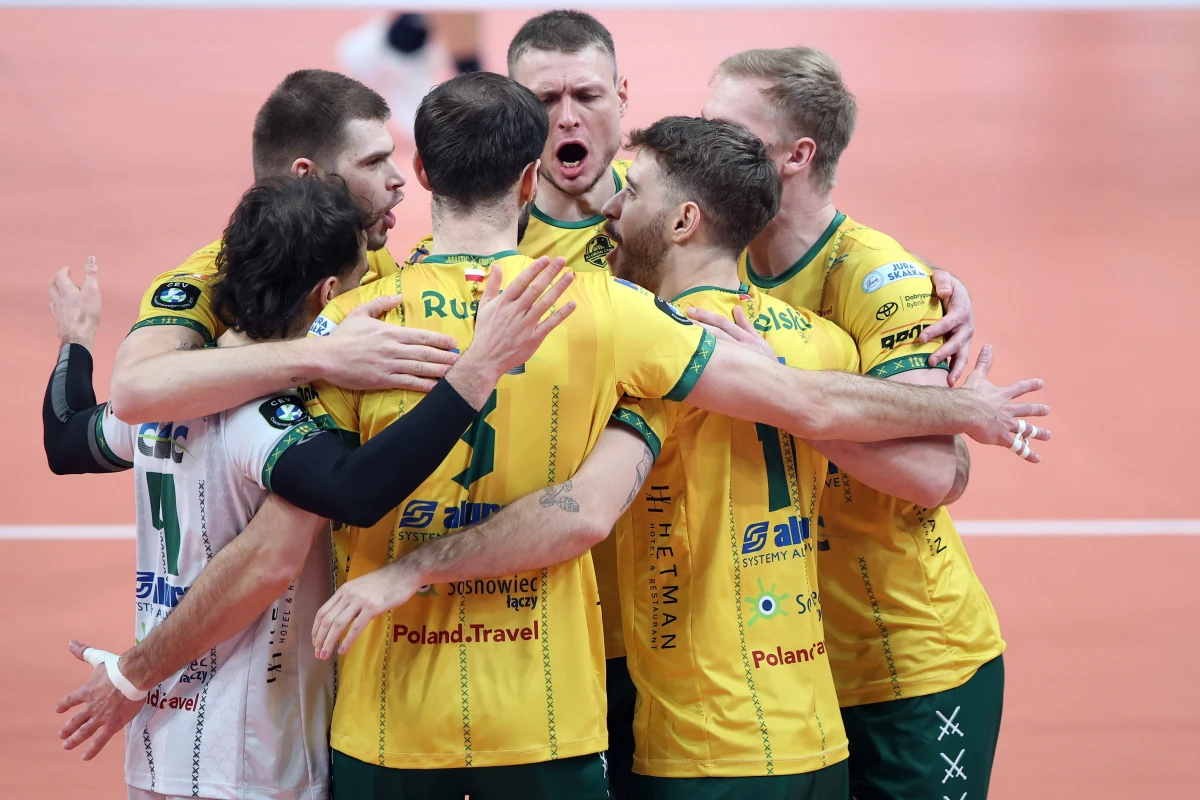 Środowy mecz w Sosnowcu okazał się szczęśliwy dla drużyny Aluronu CMC Warta Zawiercie. Siatkarze wygrali 3:0 z belgijskim Knack Roeselare (25:20, 25:19, 25:18) w swoim czwartym meczu grupy C Ligi Mistrzów. Dzięki temu Aluron CMC pozostaje liderem grupy z kompletem zwycięstw.