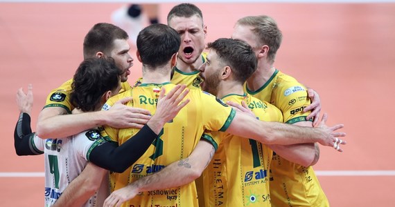 Środowy mecz w Sosnowcu okazał się szczęśliwy dla drużyny Aluronu CMC Warta Zawiercie. Siatkarze wygrali 3:0 z belgijskim Knack Roeselare (25:20, 25:19, 25:18) w swoim czwartym meczu grupy C Ligi Mistrzów. Dzięki temu Aluron CMC pozostaje liderem grupy z kompletem zwycięstw.