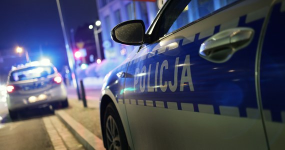 Policjant śmiertelnie postrzelił 37-latka podczas interwencji domowej w miejscowości Zielona Chocina w Pomorskiem. Jak dowiedział się reporter RMF FM Stanisław Pawłowski, wcześniej 37-latek ranił drugiego funkcjonariusza w rękę. Według nieoficjalnych informacji policja podejmowała wobec mężczyzny wiele interwencji dotyczących przemocy w rodzinie. 