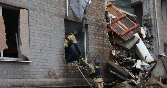 W wyniku rosyjskiego ataku rakietowego na Krzywy Róg na środkowym wschodzie Ukrainy uszkodzonych zostało wiele budynków, w tym szpital. Ucierpiała także infrastruktura miejska - poinformował w czwartek nad ranem szef administracji wojskowej miasta Ołeksandr Wiłkuł.