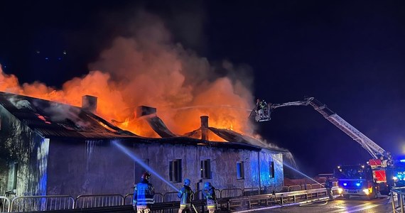 Jedna osoba zginęła w pożarze budynku wielorodzinnego w Rudzie Malenieckiej w Świętokrzyskiem. Ogień wybuchł ok. godz. 1:30 w nocy.