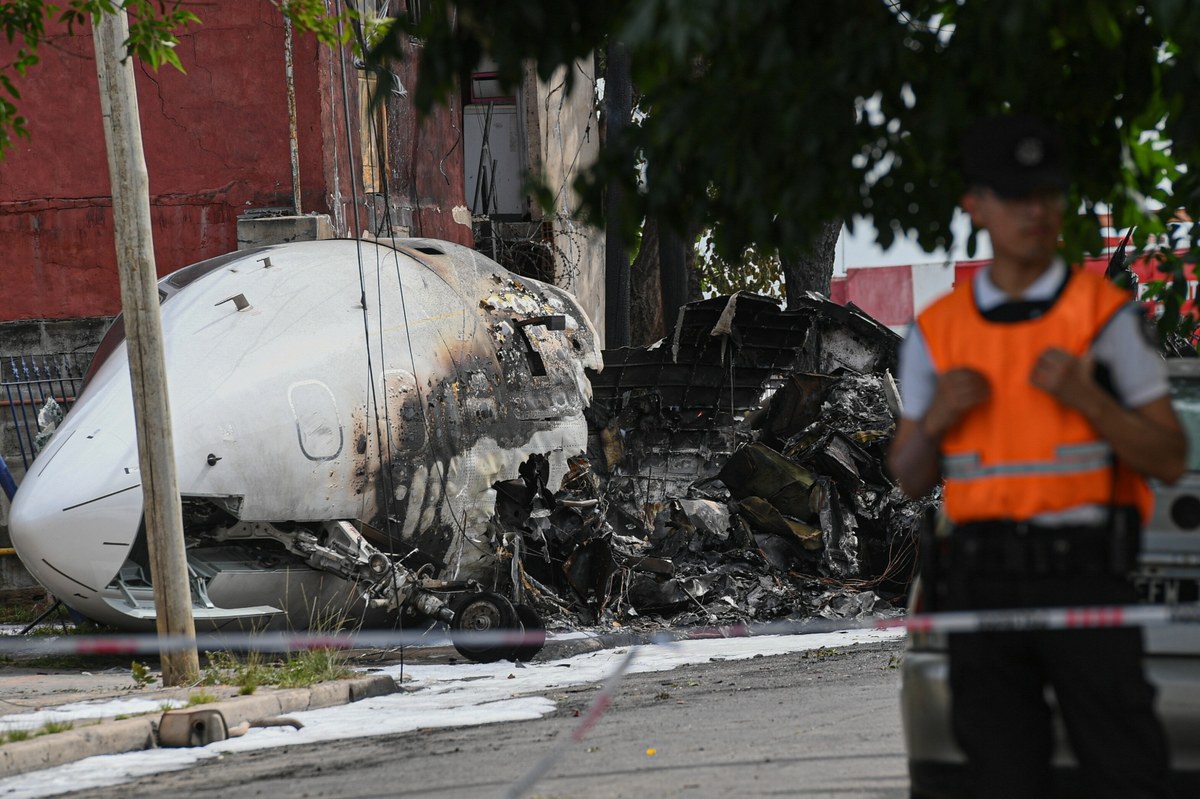 Dramatyczne sceny na przedmieściach Buenos Aires. Prywatny odrzutowiec nie zdołał wyhamować podczas lądowania i uderzył w budynek mieszkalny w argentyńskim San Fernando. Piloci nie żyją.