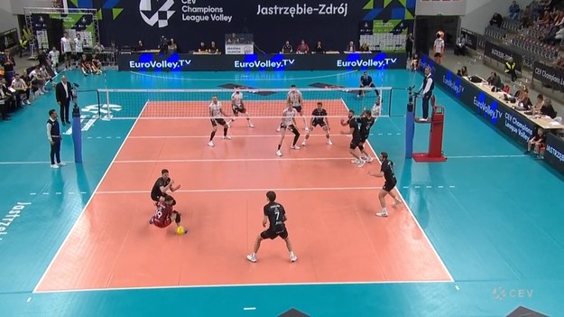 W środę 18 grudnia, w ramach 4. kolejki siatkarskiej Ligi Mistrzów, Jastrzębski Węgiel zmierzył się z francuskim Chaumont VB 52. Polski zespół wygrał to starcie 3:1 (25:20, 24:26, 25:23, 32:30). Podczas jednej z akcji Tomasz Fornal popisał się bardzo mocnym uderzeniem, które niefortunnie trafiło rywala w twarz.