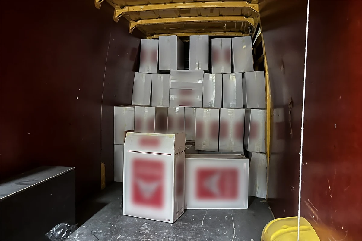 Ponad 9 mln papierosów bez znaków akcyzy o wartości ok. 10 mln zł przejęli policjanci w hali magazynowej znajdującej się w Kielcach. Straty budżetowe Skarbu Państwa z tytułu należnych podatków określono na 12 mln zł. Zarzuty usłyszało dwóch mężczyzn - Polak i Ormianin.