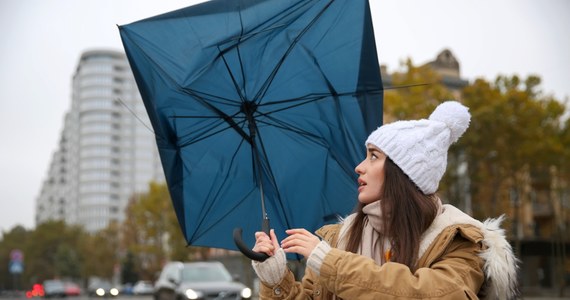 Instytut Meteorologii i Gospodarki Wodnej wydał w czwartek ostrzeżenia pierwszego stopnia przed silnym wiatrem dla części czterech województw. Najsilniej powieje w rejonach podgórskich - tam prędkość wiatru wyniesie w porywach nawet 80 km/h.