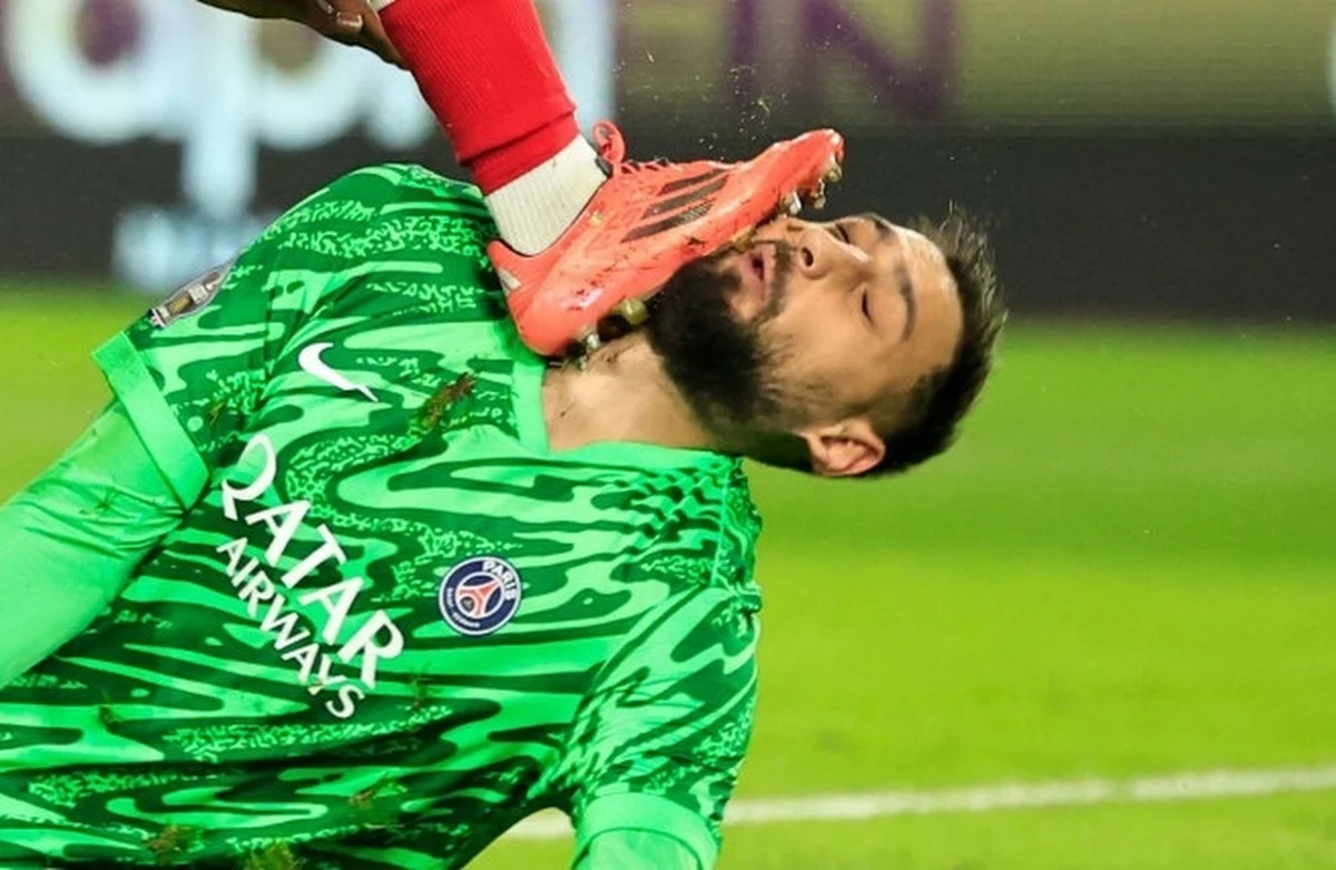 Zdjęcia korków na głowie Gianluigiego Donnarummy i zakrwawionej twarzy włoskiego bramkarza obiegły sportowe media całego świata. Czy sprawca całego zamieszania Wilfried Singo powinien wylecieć z boiska?