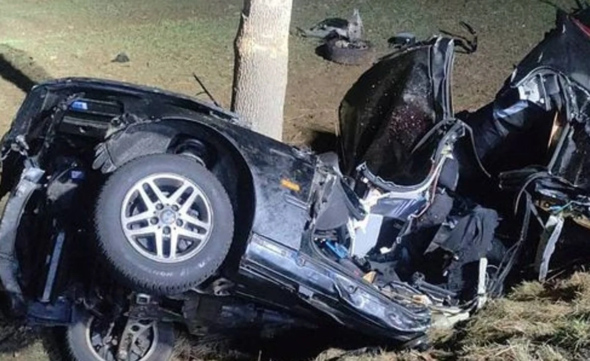 Dwóch 18-latków zginęło w wypadku w dolnośląskich Kowarach. Kierujący bmw wjechał do rowu i z impetem uderzył w drzewo. Trzecia osoba trafiła do szpitala.