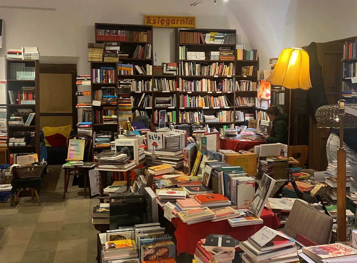 Tarabuk od blisko 20 lat istnieje na księgarskiej mapie Warszawy. To wkrótce może się zmienić. Pełniąca obowiązki dyrektor Centrum Sztuki Współczesnej Zamek Ujazdowski wypowiedziała właścicielom umowę najmu. Właściciel Jakub Bułat mówi, że nie ma już siły na kolejną przeprowadzkę. Ta byłaby już piąta.