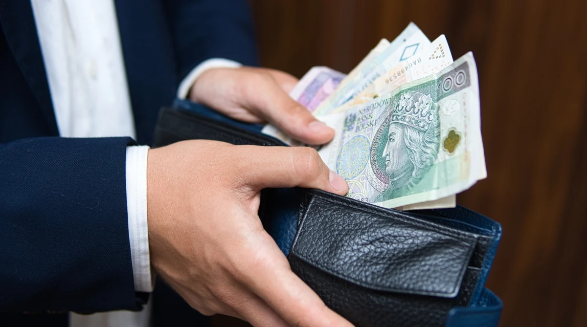 8.478,26 zł - tyle wyniosło przeciętne wynagrodzenie brutto w sektorze przedsiębiorstw w listopadzie 2024 r. Oznacza to wzrost o 10,5 proc. rdr - podał w czwartek Główny Urząd Statystyczny. Zatrudnienie w tym sektorze spadło o 0,5 proc. rdr. GUS opublikował też nowe dane m.in. o liczbie mieszkań, które zaczęto budować w listopadzie.